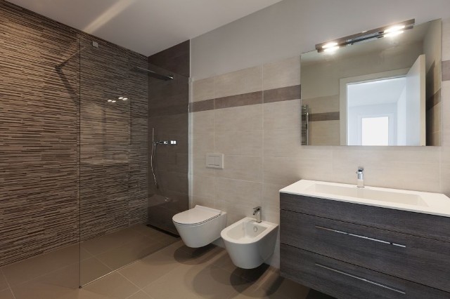 Prysznic bez brodzika daje dużą swobodę w aranżacji i pozwala optymalnie wykorzystać przestrzeń w małej łazience.