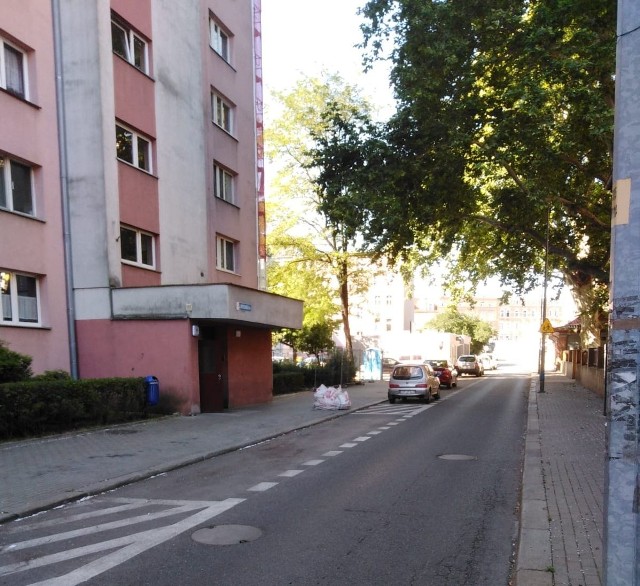 Formalnie jest to ulica Polskiego Czerwonego Krzyża, choć znajdujące się przy niej bloki mają adres Wrocławskiej. – Gubią się tu kurierzy, a mieszkańcy mają komplikacje z abonamentem parkingowym – skarżą się opolanie i liczą, że ratusz pochyli się nad problemem.