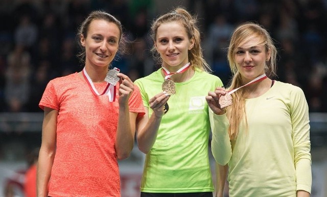 Danuta Urbanik (w środku) z jednym z dwóch złotych medali zdobytych podczas Halowych Mistrzostw Polski w Toruniu.