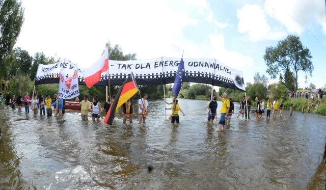 Przeciwnicy kopalni Gubin-Brody pojechali do BrukseliAkcja Greenpeace w sierpniu 2014 r. na Nysie Łużyckiej przeciwko kopalni odkrywkowej.