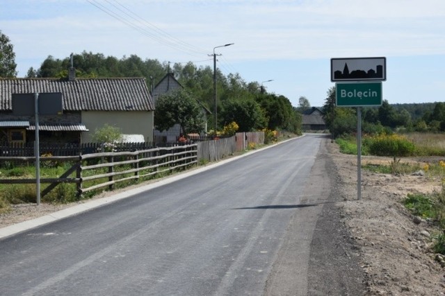 Gminna droga między Janowem a Bolęcinem w gminie Borkowice ma asfaltową nawierzchnię i utwardzone pobocza.