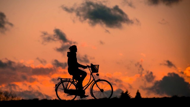 Sprawdziliśmy, w których miastach jest najwięcej rowerów, stacji, są różne typy rowerów i porównaliśmy te liczby z liczbą mieszkańców. Na następnych zdjęciach - nasz ranking. Na końcu zwycięzca. Zgadliście, co to za miasto?