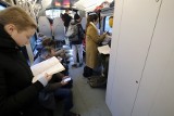 Dantejskie sceny w pociągach. "Ludzie siadali na półkach bagażowych" - WIDEO