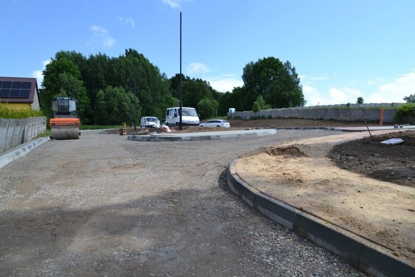 Trwają zaawansowane prace przy budowie nowego parkingu i drogi dojazdowej w Bielinach. Powstanie około 30 miejsc postojowych