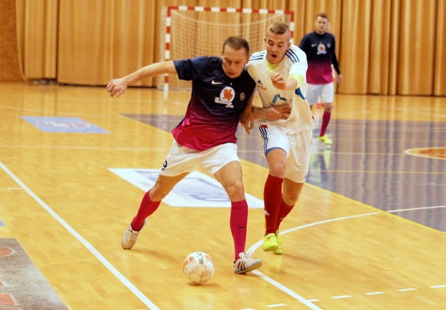 Snajper Euro-Drobiu Michał Suchocki kontra Krystian Belzyt (z prawej). Tym razem do siatki trafił tylko ten drugi zapewniając wygraną Unisław Team 1:0