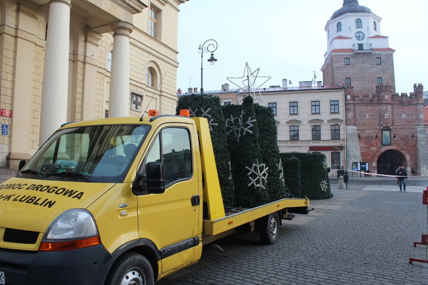 Choinka stanęła przed ratuszem. Święta coraz bliżej [ZDJĘCIA]