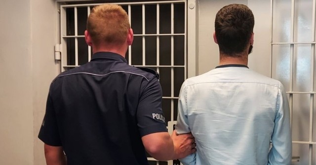Pracownicy ochrony jednego z wieluńskich dyskontów ujęli na gorącym uczynku 31-latka, który ukradł towar o wartości 830 zł. Złodziejowi grozi do 5 lat więzienia.