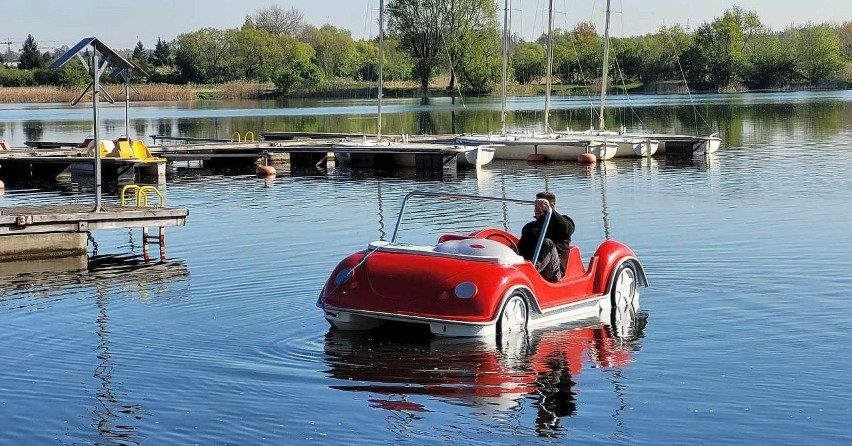 Rowerki wodne w kształcie auta to nowość w wypożyczalni...