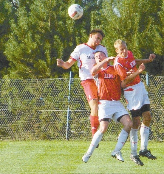 Tomasz Szczupakowski (w białej koszulce) walczy o piłkę z Tomaszem Drzewieckim i Markiem Kitą.