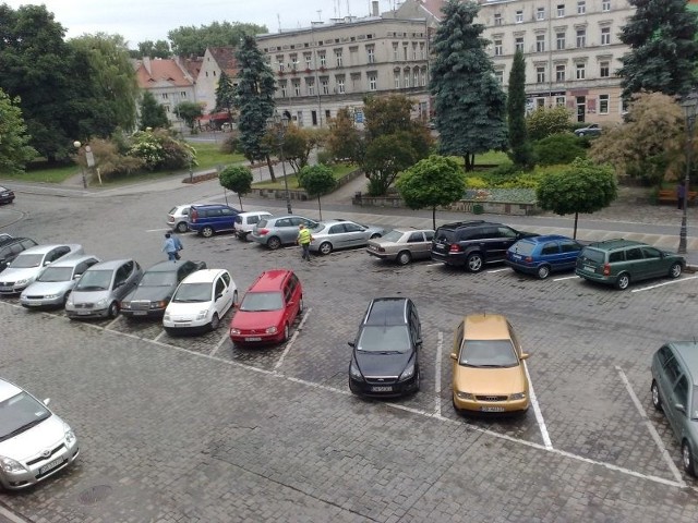 Strefa płatnego parkowania ma objąć centrum miasta oraz rejon ul. Trzech Kotwic.