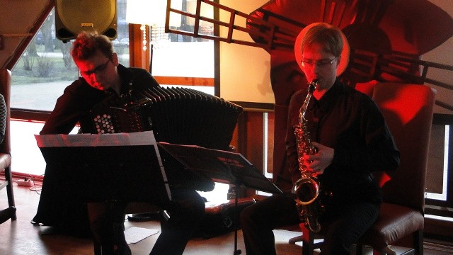 W niedzielę na inaugurację festiwalu Parkowa Fest Classic zagrali Bartosz Kołsut (akordeon) i Piotr Wysocki, saksofon.