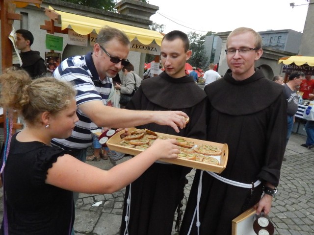 Podczas Jarmarku Franciszkańskiego na straganach zawsze jest masa smakołyków i dobra zabawa.