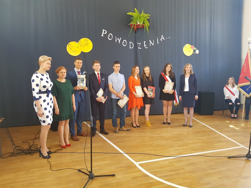 Zakończenie roku szkolnego maturzystów 2018/2019 w II Liceum Ogólnokształcącym w Końskich  (DUŻO ZDJĘĆ)