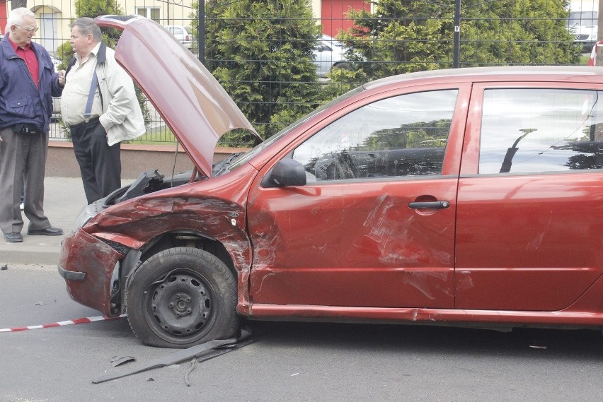 Wypadek na Przybyszewskiego. Dachował samochód, jego kierowca zasłabł [ZDJĘCIA+FILM]