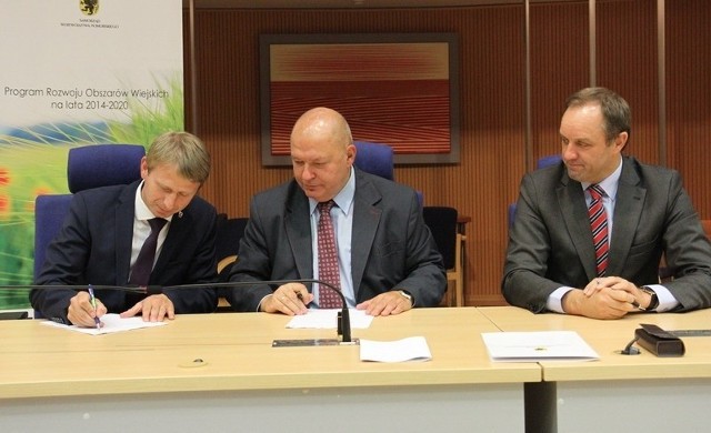 Podpisanie umowy - od lewej burmistrz Witold Ossowski i marszałkowie Wiesław Byczkowski i Mieczysław Struk.