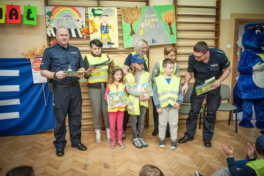 Policjanci biorą udział w podsumowaniu akcji „Odblaskowa Szkoła”