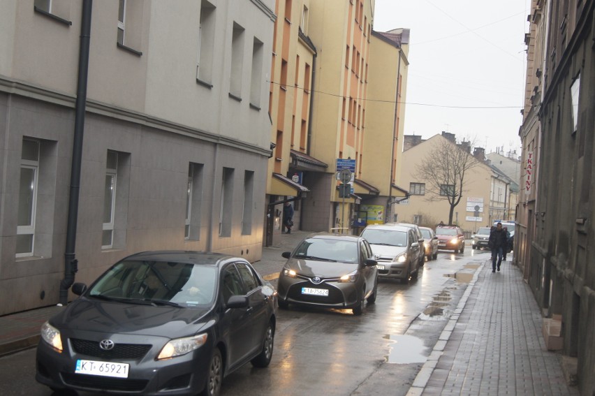 Tarnowskie drogi i parkingi przepełnione samochodami. Tarnowianie wyruszyli na przedświąteczne zakupy