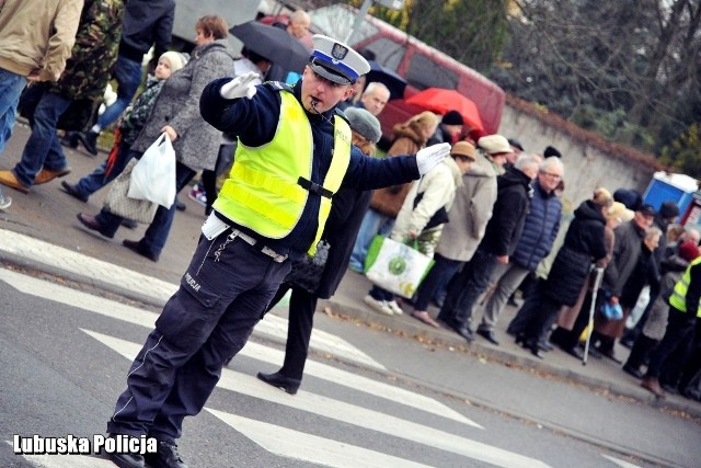 Listopad to czas, kiedy myślami jesteśmy z tymi, którzy odeszli i których tak bardzo nam brakuje. Odwiedzamy groby naszych najbliższych, znajomych, sąsiadów. Już teraz warto zapoznać się ze zmianami organizacyjnymi w ruchu, bo jak co roku – w okolicach lubuskich cmentarzy - zostaną wprowadzone nowe zasady. Zmiana organizacji ruchu w okolicy lubuskich cmentarzy: 30, 31 października, 1 listopada - INFORMATOR >>>Na kolejnych stronach znajdziecie kompleksowy informator dotyczący zmian w organizacji ruchu wokół cmentarzy w Lubuskiem - utrudnienia, dodatkowe autobusy, objazdy. CZYTAJ DALEJ >>>Zobacz wideo: lada chwila 1 listopada. Sprawdź przydatne rady: