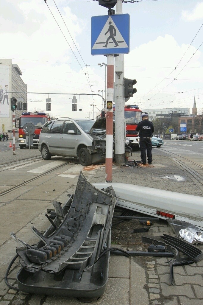 Wrocław: Wypadek na Traugutta. Seat uderzył w słup i zablokował przejazd tramwajów (ZDJĘCIA)