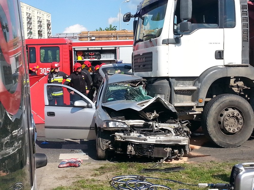 Tragedia na rondzie Sybiraków. Zderzenie ciężarówki z osobówką. Ofiary śmiertelne [ZDJĘCIA+FILM]