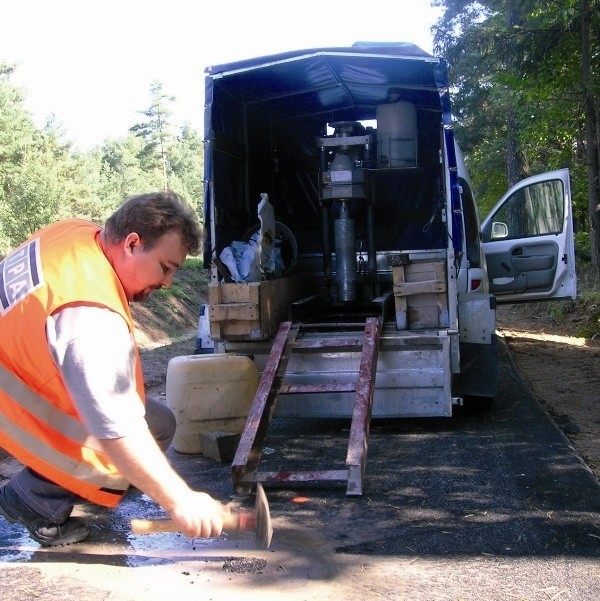 Drogowcy zabrali kawałki asfaltu do badań