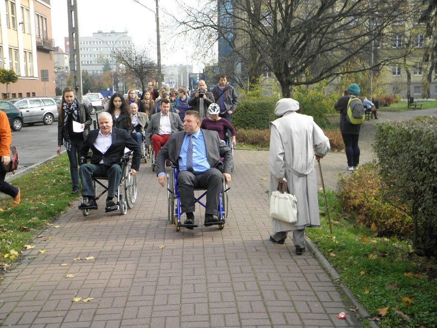 Częstochowa: Urzędnicy na wózkach inwalidzkich. Zobaczyli, jak to jest trudno [ZDJĘCIA]