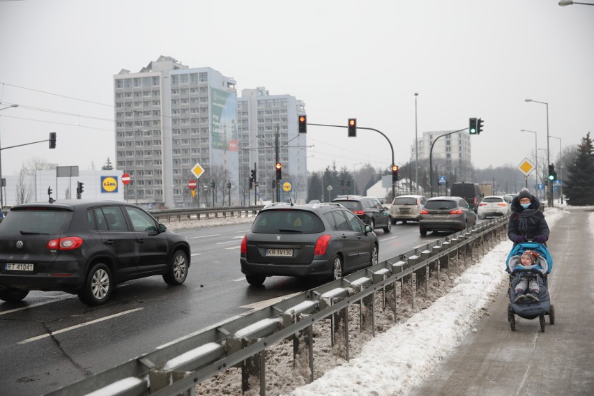 Ulice są przejezdne jednak w całym mieście zalegają ogromne...