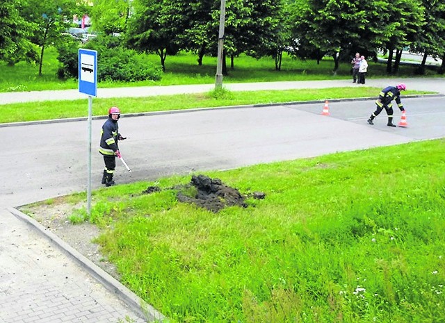 Strażacy pilnowali terenu na ul. Osieckiej.