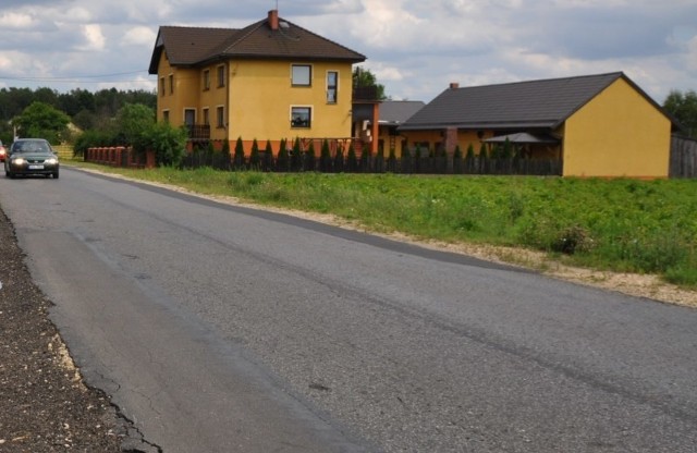 Prowizoryczny chodnik z wydzielonego pasa drogi zostanie zrobiony m.in. w miejscowości Rozterk, przy drodze powiatowej Praszka - Dalachów.