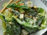 Przepisy kulinarne: Sałatka z gorgonzolą i orzeszkami laskowymi 