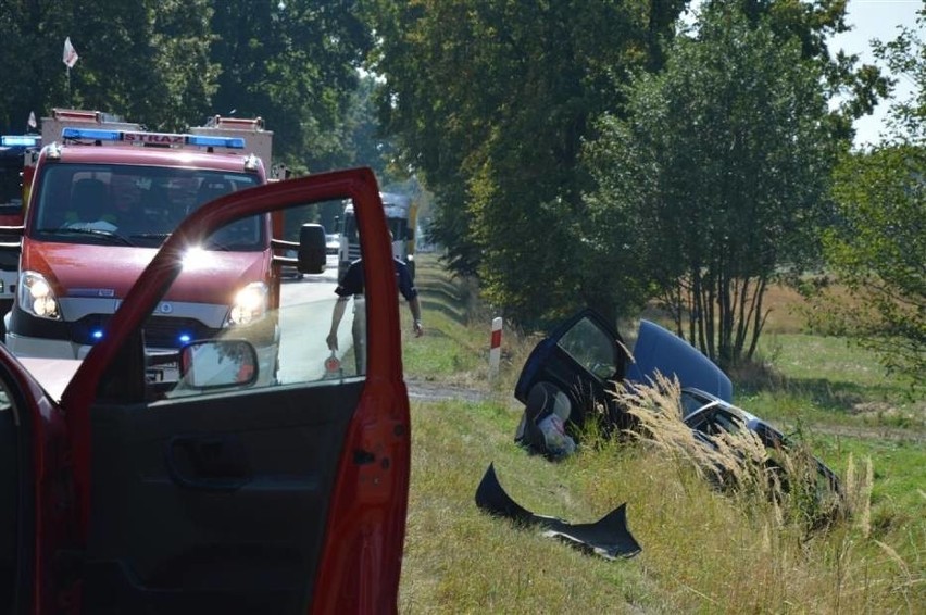 Groźny wypadek w Szadkowicach koło Zduńskiej Woli. 3 osoby ranne [ZDJĘCIA]