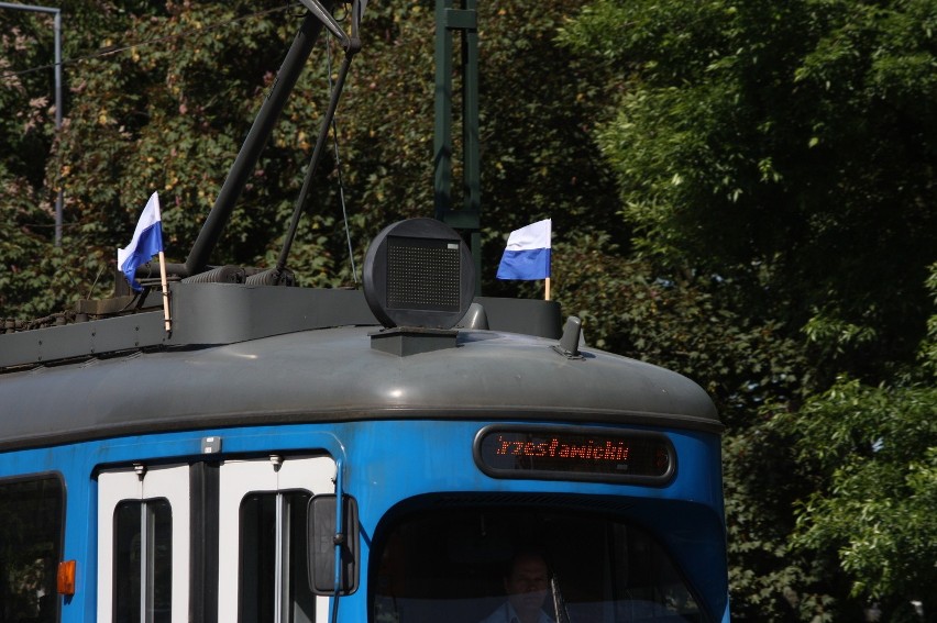 Flagi biało-niebieskie na krakowskich tramwajach i...