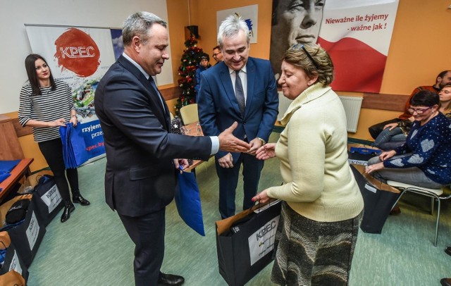 W czwartek, w pierwszym dniu astronomicznej zimy, KPEC sp. z o.o. przekazała na rzecz bydgoskiego Centrum Integracji Społecznej 38 kompletnych zestawów odzieży dla tzw. Agatek – osób dbających o bezpieczeństwo dzieci i młodzieży na przejściach dla pieszych.więcej informacji na kolejnych planszach galerii ►►►zobacz, co czeka nas w pogodzie: