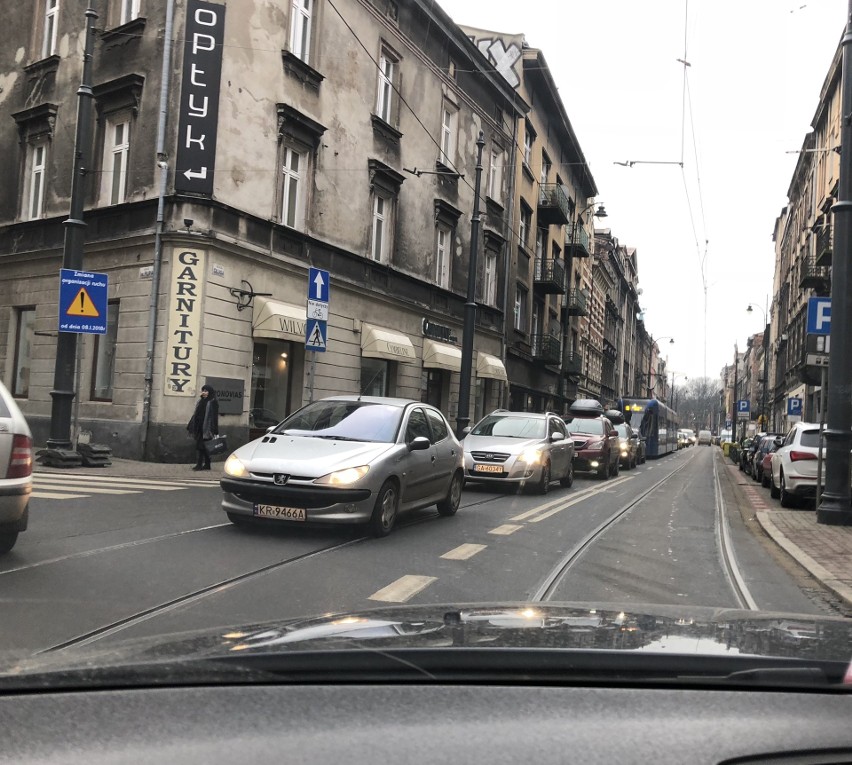 Kraków. Tym razem nie samochód, a drogowcy zablokowali ulicę Długą