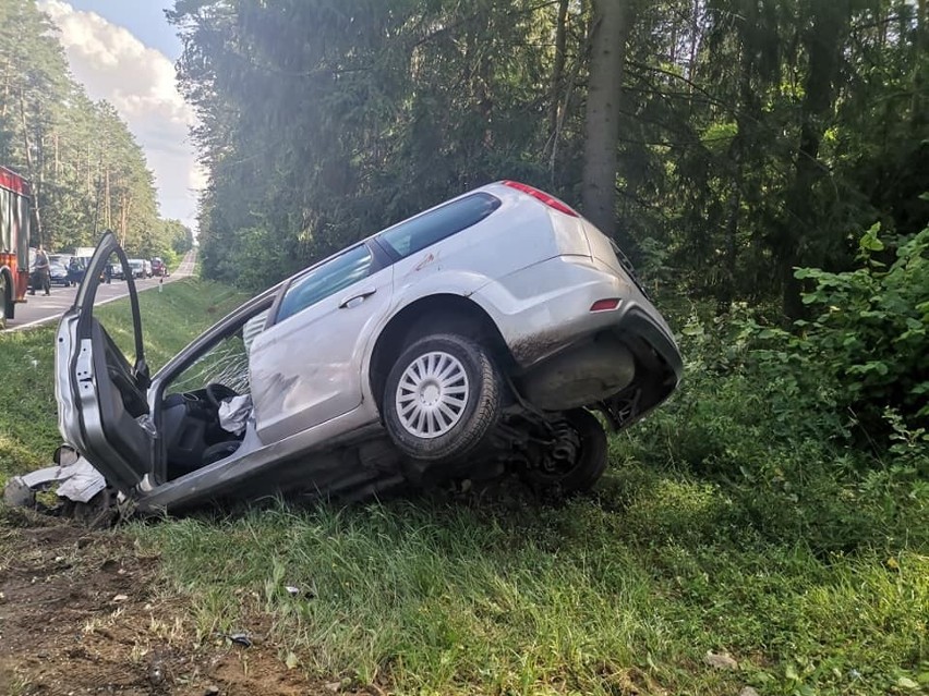 Wypadek na trasie Widły - Żednia. Ford wypadł z drogi i zarył w pobocze