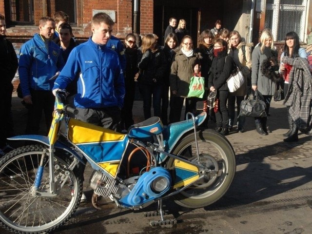 Uczniom Ekonomika, wśród których przeważają dziewczęta, Łukasz Cyran zaprezentował także swój motocykl