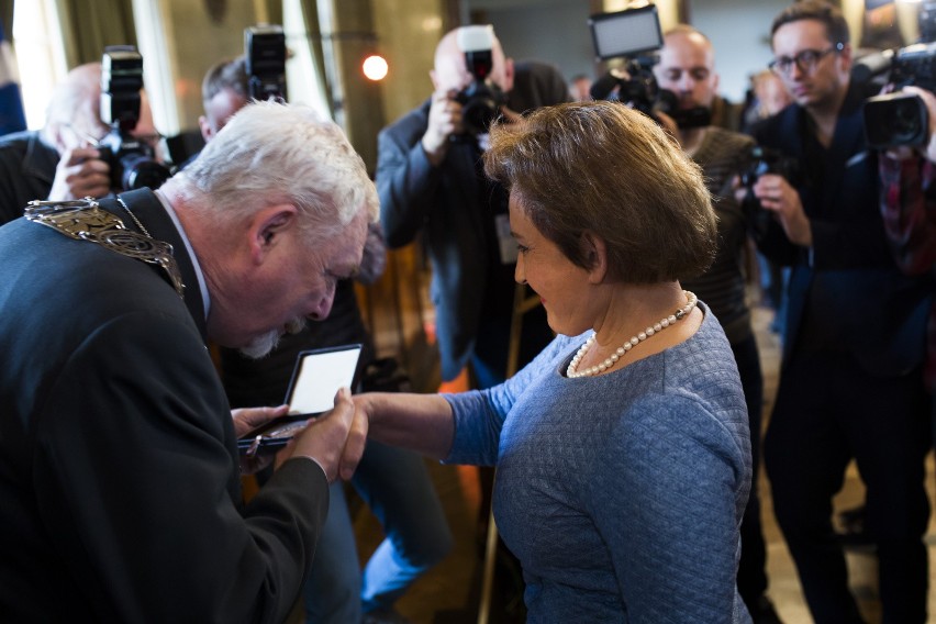 Medal z rąk Jacka Majchrowskiego odebrała Liliana Sonik