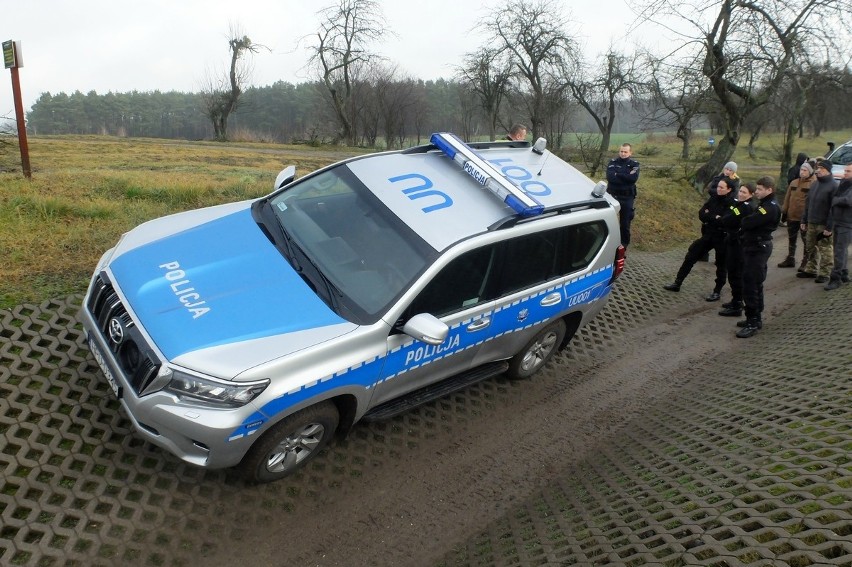 Policjanci z Komisariatu Wodnego otrzymali dwa wozy terenowe...