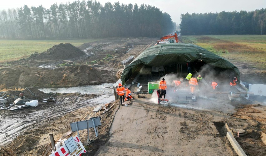 Ciekawe rozwiązanie budowlańców: ogrzewany namiot stanął nad budową mostu w Słowikowie. Pogoda nie przeszkodzi w rozbudowie drogi powiatowej