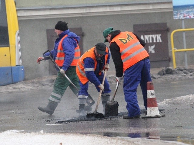 W czwartek ekipy łatające zajmą się dziurami na ul. Szczecińskiej i dwóch sąsiednich. 