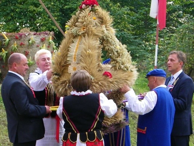 Zespół ludowy Moskorzewianie przekazuje wieniec dożynkowy władzom samorządowym gminy Moskorzew.