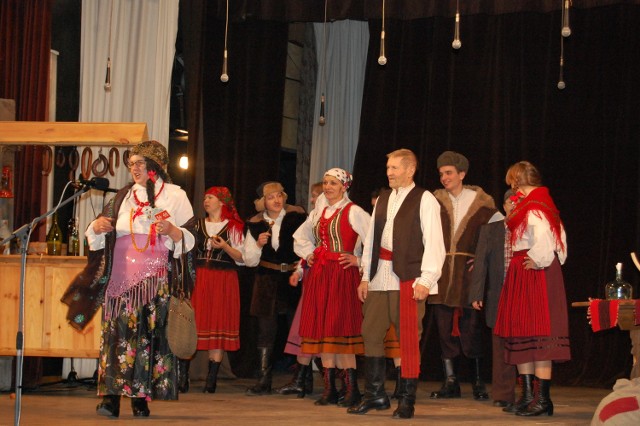  Wzdolskie Kołowrotki z gminy Bodzentyn na 41 Ogólnopolskim Sejmiku Wiejskich Zespołów Teatralnych zaprezentowali „Kusuki w karczmie”. Publicznóśc nagrodziła ich gromkimi brawami.
