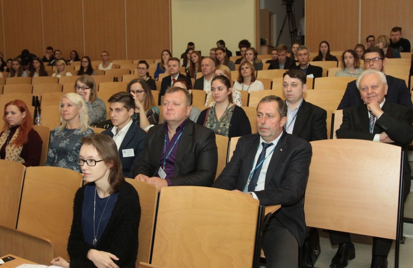Międzynarodowa konferencja na Uniwersytecie w Radomiu. Prezentują się studenci z czterech krajów