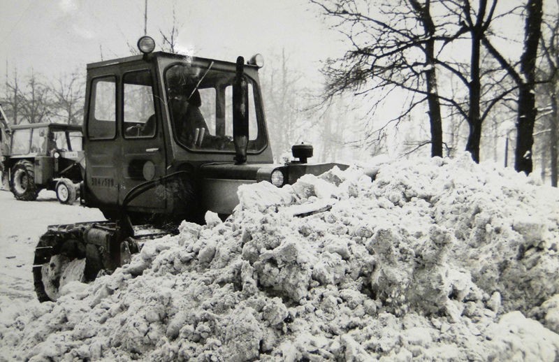 Tak wyglądał zasypany śniegiem Poznań w 1979 roku. Przejdź...
