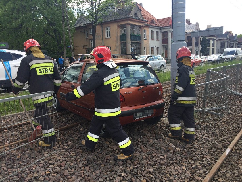 Wypadek na Kopcińskiego w Łodzi. Zderzenie mercedesa z daewoo. Samochód na torowisku [ZDJĘCIA]