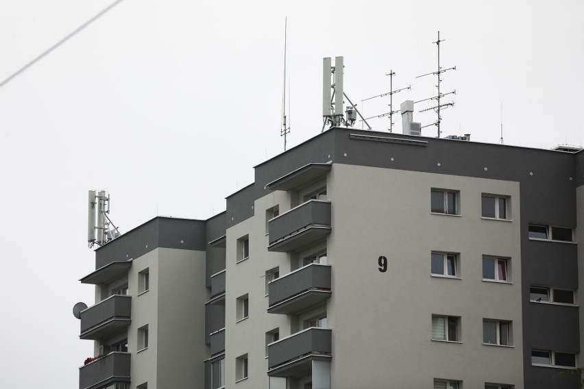 Anteny zostały zamontowane na rogach bloku