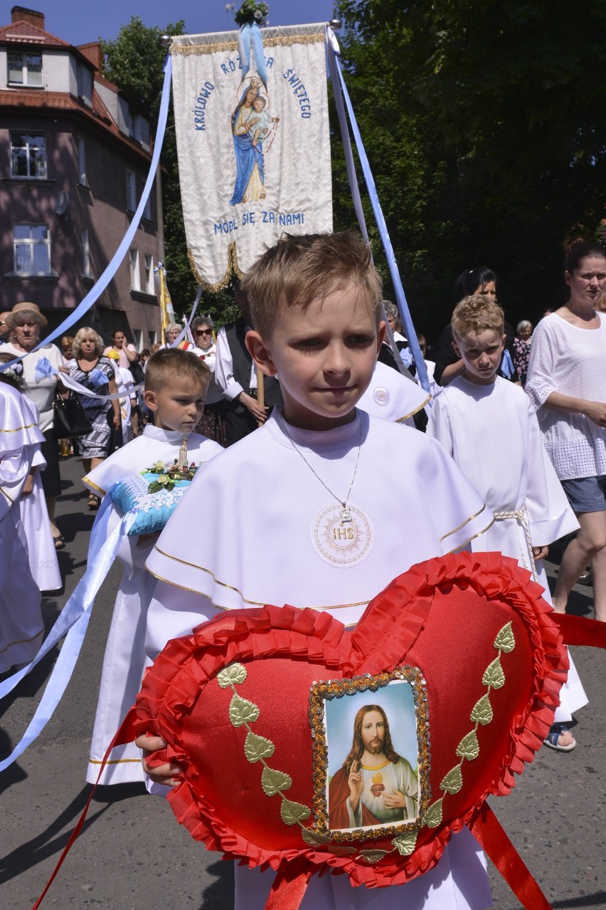 Procesja przeszła od kościoła Mariackiego do parafii...