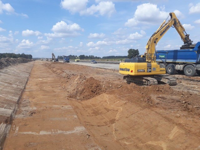 Budowa autostrady A1 na odcinku Tuszyn - Piotrków Trybunalski postępuje sprawnie. Od czwartku zacznie się budowa na kolejnym odcinku od Piotrkowa do Kamieńska.