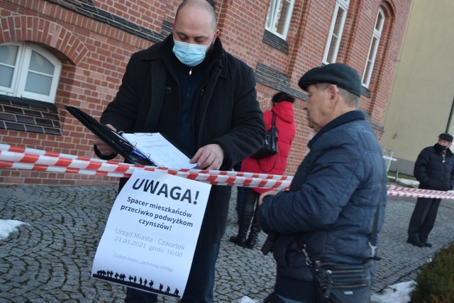 Przed Urzędem Miasta grupa mieszkańców protestowała przeciwko podwyżkom czynszu w mieszkaniach komunalnychZobacz kolejne zdjęcia. Przesuwaj zdjęcia w prawo - naciśnij strzałkę lub przycisk NASTĘPNE