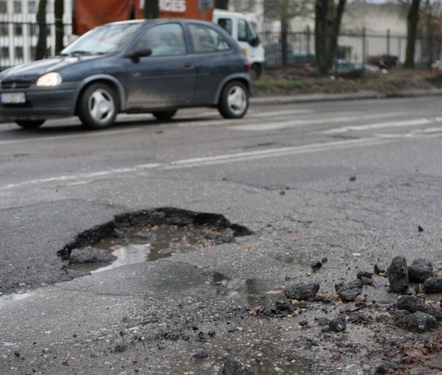 Kierowcy mają już dość dziur na Poniatowskiego i Grunwaldzkiej, a rozpoczęcia remontu wciąż nie widać.